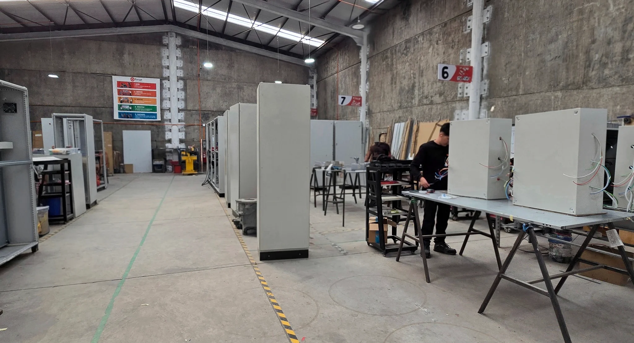 Equipo técnico trabajando en estaciones de integración de PERGE