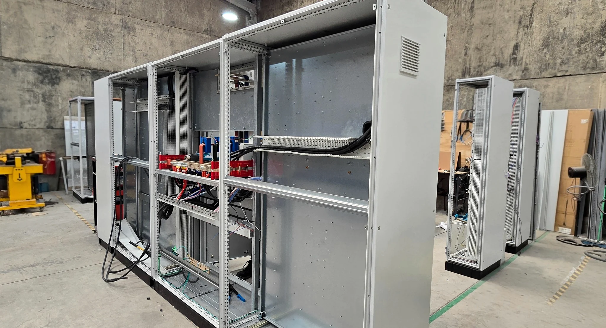 Detalle de un tablero eléctrico en proceso de integración